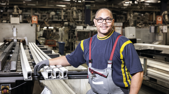 Samen met ADLER heeft profine een innovatief proces met 2-componenten-coating volgens de Vacumat-methode ontwikkeld. | © profine