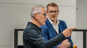 De bezoekers volgden met grote belangstelling de werkzaamheden bij de lakinstallatie  | © Lackomat