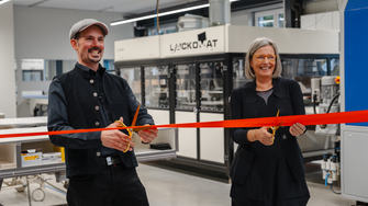 'Lackomat' werd begin oktober feestelijk geopend door Jörg Baumeister en Andrea Berghofer (algemeen directeur ADLER). | © Lackomat