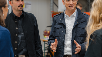 Jörg Baumeister en ADLER directeur verkoop Bernd Pichler (rechts) beantwoordden alle vragen over het innovatieve coatingbedrijf tijdens het openingsfeest. | © Lackomat
