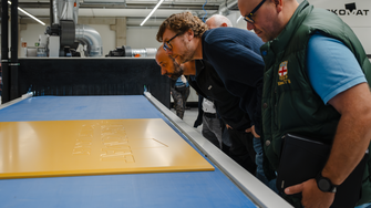 De bezoekers volgden met grote belangstelling de werkzaamheden bij de lakinstallatie  | © Lackomat