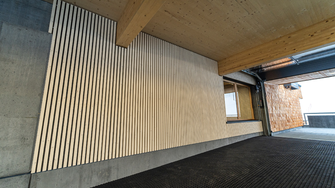 Binnen vormt hout een aantrekkelijk contrast met de betonnen oppervlakken. | © Bergbahnen Fieberbrunn