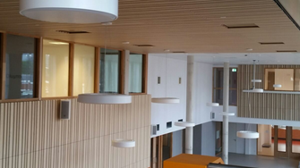 Om de natuurlijke uitstraling van het hout te behouden, worden de panelen van Lambri afgewerkt met transparante lakken van ADLER.  | © Architectuurfotografen.nl