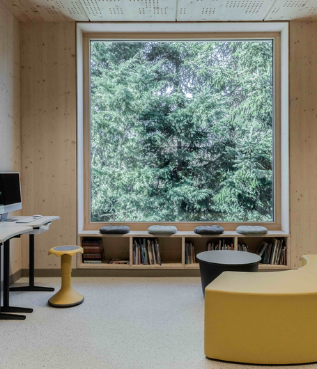 Natuurlijk oppervlak, uitstekende brandbeveiliging: in de school Prënz Charles zorgen de zichtbare houten wanden ... | © Architecte Lorang sàrl / Navid Razvi