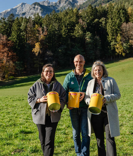 Start van een nieuw partnerschap: Anton Heufelder (directeur Naturpark Karwendel) met ADLER-directeur Andrea Berghofer (rechts) en Claudia Berghofer (hoofd bedrijfscommunicatie, links). | © ADLER