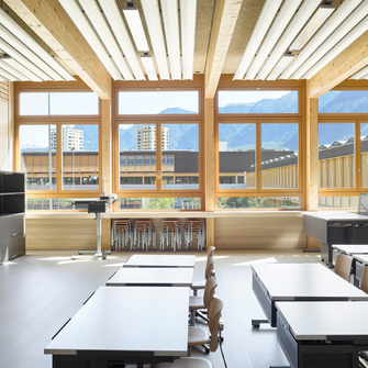 In de klaslokalen valt de schoonheid van de eikenhouten ramen op, die subtiel wordt benadrukt door de laklaag. | © Seraina Wirz