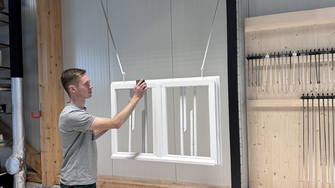 Der Zwischenschliff erfolgt am hängenden Teil – einmal in die Traversen eingehängt, müssen die Fenster nicht mehr manipuliert werden. | © Krazer Fensterbau