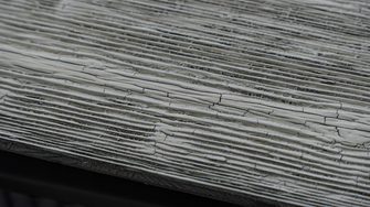 Het nieuwe Burnt Wood-effect tovert het uiterlijk van verkoolde hout op het oppervlak. | © ADLER