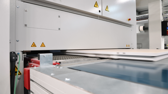 De Pigmolux-verven van ADLER worden verwerkt op het volautomatische spuitverfsysteem van RIWAG. | © RIWAG Türen AG | © RIWAG Türen AG
