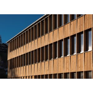 Een prachtige, matte houtlook, zoals bijvoorbeeld die van het Green Centre Immenstadt van F64 Architekten, kan worden bereikt met het nieuwe watergedragen ADLER Lignovit 3in1-Lasur. | © F64 Architekten PartGmbB / Rainer Retzlaff