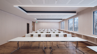 De met ADLER Lignovit Interior UV 100 licht gelazuurde houtoppervlakken overtuigen ook op de werkplek, zoals hier in het nieuwe TimberBrain-kantoorgebouw van binderholz in Hallein | © binderholz