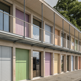 Zelfs zes jaar na de bouw heeft het parochiecentrum Wittenbach nog steeds een frisse en vrolijke kleurstelling dankzij Lignovit Terra van ADLER. | © ADLER
