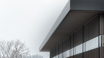 ADLER verleent de fabriekshal van de HASSLACHER-groep in Stall door middel van het ADLER Platinum-systeem een edele, zilvergrijze, glanzende uitstraling. | © ADLER