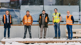 Perfecte samenwerking: Key accountmanager Bernhard Schiffthaler, technologie-expert Florian Reindl en coatingontwikkelaar Stefan Frumlacher van ADLER op bezoek bij bedrijfsleider Andreas Weichsler en innovatiemanager Georg Jeitler van de HASSLACHER-groep. | © ADLER