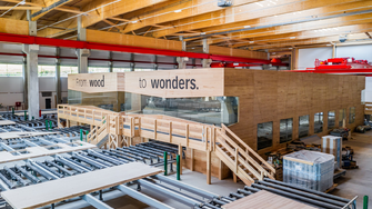 De slogan van de HASSLACHER-groep ‘From wood to wonders’ is op indrukwekkende wijze verwerkt in de met ADLER Lignovit Ecofin beklede berkenkist in het midden van de hal. | © HASSLACHER Gruppe © Peter Mayer