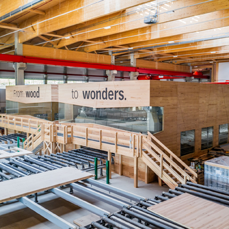 De slogan van de HASSLACHER-groep ‘From wood to wonders’ is op indrukwekkende wijze verwerkt in de met ADLER Lignovit Ecofin beklede berkenkist in het midden van de hal. | © HASSLACHER Gruppe © Peter Mayer