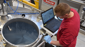 Dankzij innovatieve productiemethoden kan de lakproductie veel energiezuiniger verlopen. | © ADLER