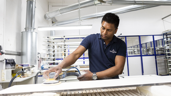 … maar ook op het gebied van het coaten is voor veel stappen in het werkproces handwerk vereist, bijvoorbeeld bij het lakken van complexe geometrieën, voor de tussenschuurgang of voor de kwaliteitscontrole van het gelakte oppervlak. | © Villeroy & Boch/Erika Mayer