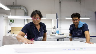 … maar ook op het gebied van het coaten is voor veel stappen in het werkproces handwerk vereist, bijvoorbeeld bij het lakken van complexe geometrieën, voor de tussenschuurgang of voor de kwaliteitscontrole van het gelakte oppervlak. | © Villeroy & Boch/Erika Mayer