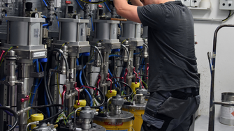 Dankzij een automatische kleurenwisselaar kunnen verschillende kleurtinten in de verfmachine efficiënt worden gerealiseerd. | © ADLER