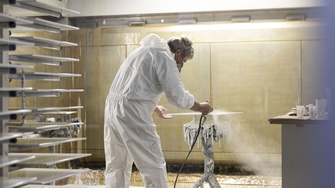 … maar ook op het gebied van het coaten is voor veel stappen in het werkproces handwerk vereist, bijvoorbeeld bij het lakken van complexe geometrieën, voor de tussenschuurgang of voor de kwaliteitscontrole van het gelakte oppervlak. | © Villeroy & Boch/Erika Mayer