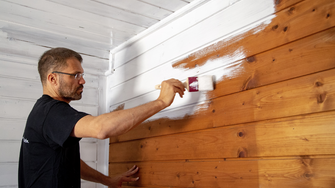 Aqua-Isoprimer CT PRO is bijzonder geschikt voor sterk vergeelde houten ondergronden, zoals houten plafonds of houten wandbekleding. | © ADLER