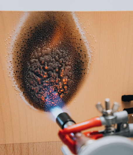 Bij brand ontstaat er schuim op de coating, dat als isolerende laag over het hout ligt. | © ADLER