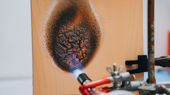 Bij brand ontstaat er schuim op de coating, dat als isolerende laag over het hout ligt. | © ADLER