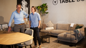 Klant van het eerste uur: algemeen directeur van Table du Sud, Teun Antonissen (rechts), in gesprek met Leon Cremers van ADLER Benelux. | © ADLER