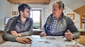 Anton en Josef Burkart maken samen toekomstplannen met watergedragen lakken van ADLER. | © Schreinerei und Holzdesign Josef Burkart