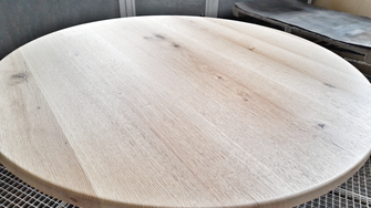 Volledig natuurlijk en toch optimaal beschermd: het tafelblad is afgewerkt met de blanke lak ADLER Aqua-Top Antiscratch met de laagste glansgraad 05. | © Schreinerei und Holzdesign Josef Burkart