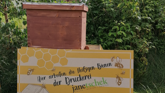 De Oostenrijkse drukkerij Janetschek heeft in haar assortiment bewegwijzering en informatieborden gemaakt van bedrukt Tricoya MDF. ADLER Print-Protect UV+ SQ beschermt de inkt tegen vervaging en verkleuring. | © Janetschek Druck – Medien – Design