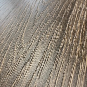 Dankzij DLE plus komt niet alleen het uiterlijk, maar ook het gevoel overeen met dat van natuurlijk hout, tot in de fijnste poriën. | © Hymmen