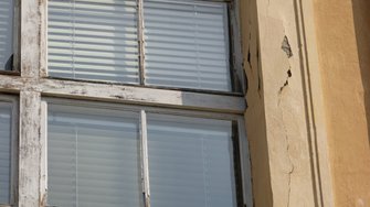 Vochtig metselwerk, slechte ondergrond – het renoveren van historische vensters is een echte uitdaging. | © Drevovýroba Kočiš s.r.o.