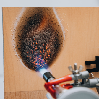 Bij brand ontstaat er schuim op de coating, dat als isolerende laag over het hout ligt. | © ADLER