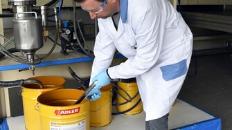 Door zijn gelachtige samenstelling zorgt ADLER Clean-Smart Gel voor een maximaal reinigende werking in lakleidingen.