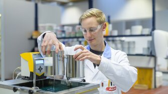 Een 110-koppig team werkt in het R&D-laboratorium van de ADLER-fabriek aan de ontwikkeling van innovatieve en duurzame producten. | © ADLER