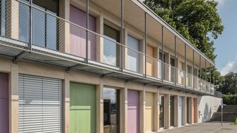 Hout is het ideale materiaal voor gebruik in de kringloopeconomie– en ADLER-coatings zoals de C2C-gecertificeerde houtolie Aqua-Terra bieden hiervoor de juiste basis. | © ADLER