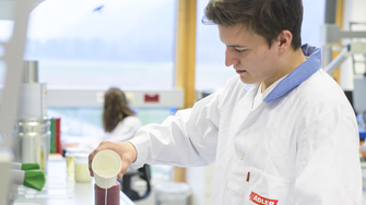In de laboratoria en op de afdeling toepassingstechnologie van ADLER werken 110 medewerkers aan innovatieve producten en technologieën. | © ADLER