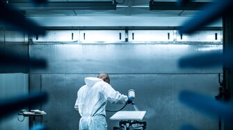 In het coatingproces vertrouwt Boffi op een evenwichtige mix van automatisering en handwerk. Op deze manier kunnen ook individuele klantenwensen worden vervuld. | © Boffi