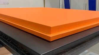 Deuren in de prachtigste kleuren: de Zwitserse deurenfabrikant RIWAG geeft hoog op van de Pigmolux-coatings van ADLER. | © RIWAG Türen AG
