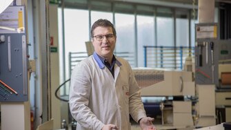 Reinhard Huber, een professioneel meubelmaker, werkt al meer dan 25 jaar op de afdeling toegepaste technologieën van ADLER en adviseert zowel meubelmakers als industriële fabrikanten over alle aspecten rond coatings.