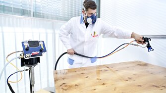 Voor het werken met watergedragen verven en lakken heeft men het juiste gereedschap nodig. De meeste moderne spuitsystemen zijn gemaakt van roestvrij staal en zijn daarom ook geschikt voor watergedragen verven en lakken.