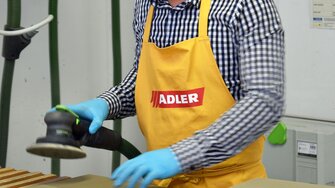 Een zorgvuldige voorbehandeling van de ondergrond is vooral belangrijk bij watergedragen verven en lakken om op het oppervlak een gelijkmatig effect te creëren.