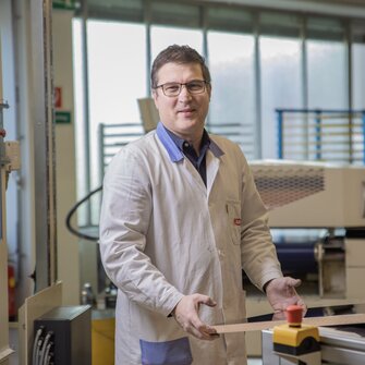 Reinhard Huber, een professioneel meubelmaker, werkt al meer dan 25 jaar op de afdeling toegepaste technologieën van ADLER en adviseert zowel meubelmakers als industriële fabrikanten over alle aspecten rond coatings.