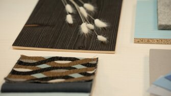 De combinatie van materialen op het woodboard Nordic Blue straalt Scandinavische gezelligheid uit.