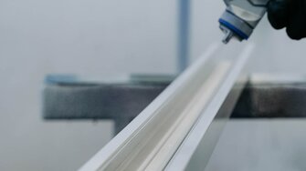 Een witte coating beschermt het plastic betrouwbaar tegen vergeling.