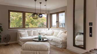 Voor de vensters en voordeuren van hout/aluminium van WindowStar die in de ELK-huizen worden ingebouwd, wordt Aquawood van de toonaangevende Oostenrijkse verffabrikant ADLER gebruikt  | © ELK Fertighaus GmbH