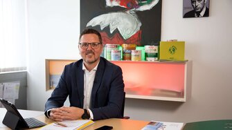 Daniel Pesserer, hoofd van de divisie Meubelindustrie bij ADLER, ziet een geweldig potentieel voor milieuvriendelijke excimeer-coatings.