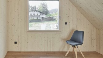 Lichtbescherming met Lignovit Interior UV 100 van ADLER is bijzonder effectief in zonovergoten ruimtes.